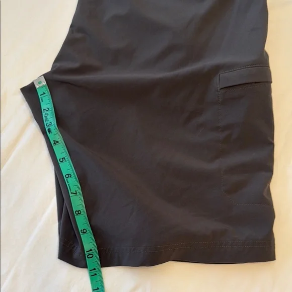Columbia Green Cargo Shorts with Knee-Length Cut - Picture 10 of 10